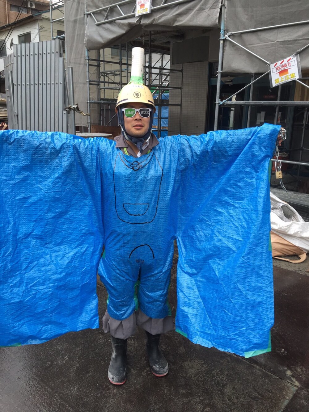 「梅雨コーデ」｜「no brandのアイテム（サロペット/オーバーオール、ブルー系）」を使った、サブガリータさん（メンズ・170cm）の春コーディネートの1枚目の写真