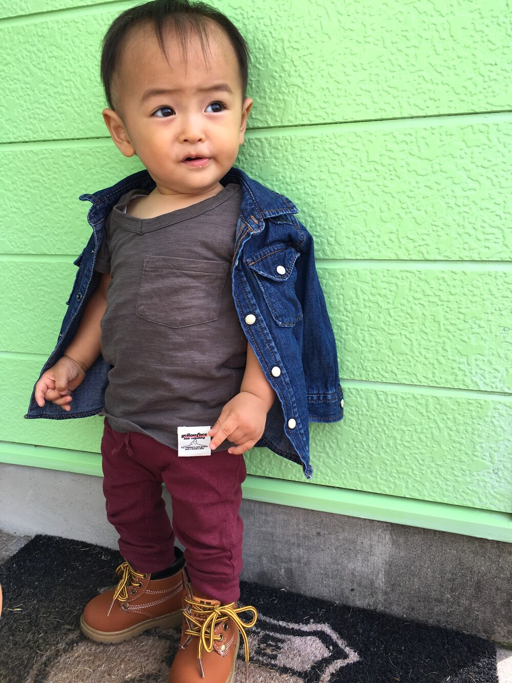 「1歳、kids、キッズファッション、ベビーコーデ、男の子コーデ、シンプルコーデ、babygap、オールドネイビー、イエローフェイス」｜「babyGAPのアイテム（デニムジャケット、ブルー系）」を使った、yuito ◡̈⃝さん（キッズ・70cm）の秋コーディネートの1枚目の写真