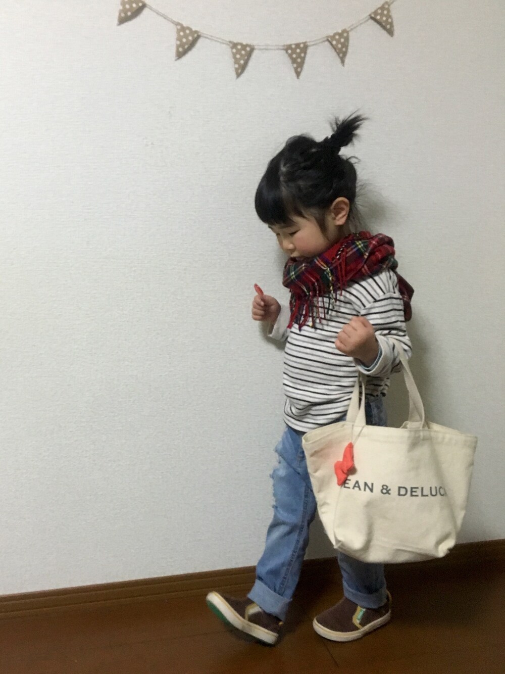 ブルー系のデニムパンツ、ホワイト系のTシャツ/カットソー、ブラウン系のスニーカーを着用したキッズの冬コーディネートの1枚目の写真
