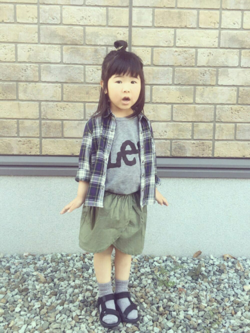 ブルー系のシャツ/ブラウス、グレー系のTシャツ/カットソー、グリーン系のその他パンツを着用したキッズの春コーディネートの1枚目の写真