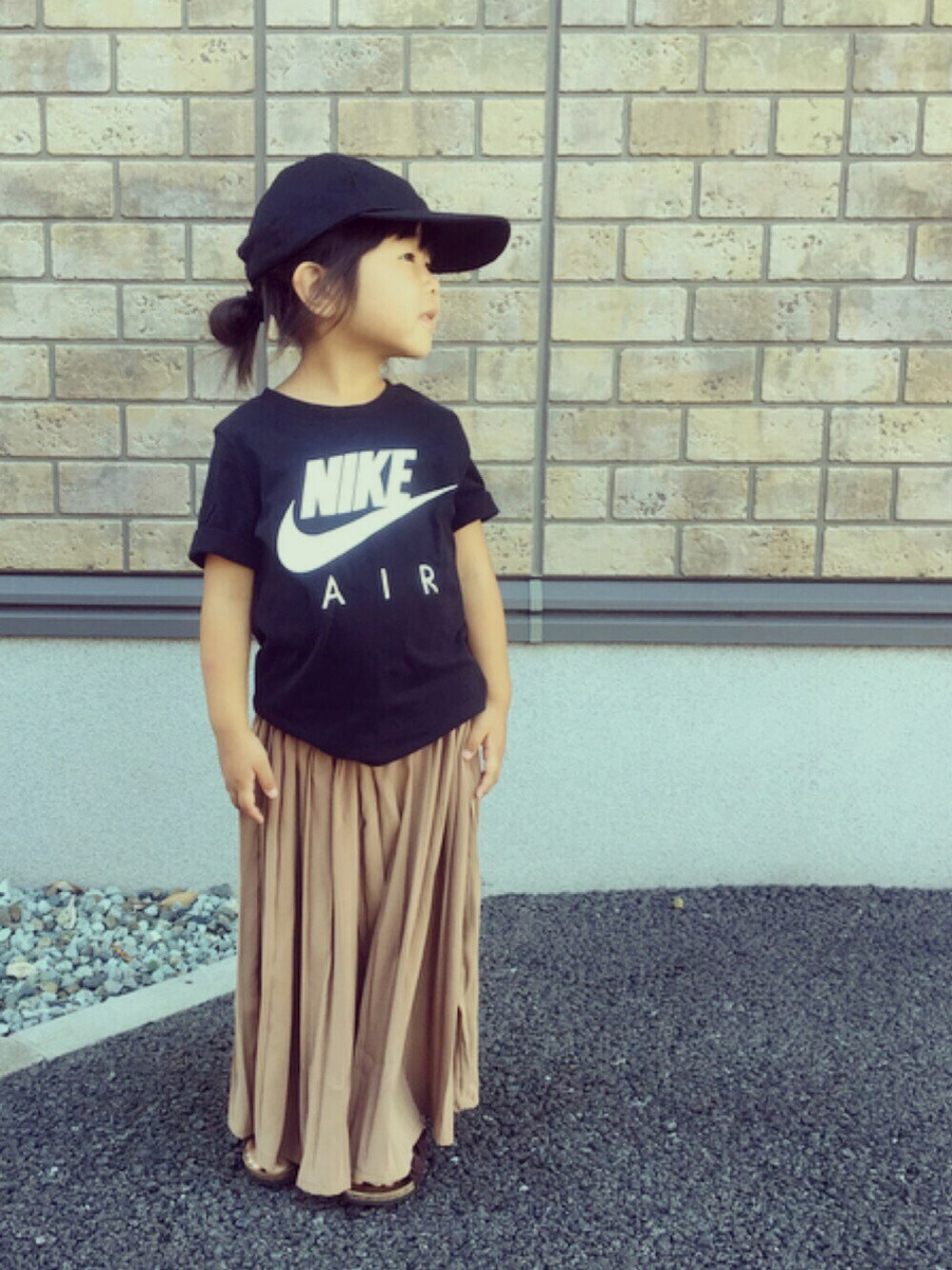 ブラック系のTシャツ/カットソー、ブラウン系のその他パンツ、ブラウン系のサンダルを着用したキッズの夏コーディネートの1枚目の写真