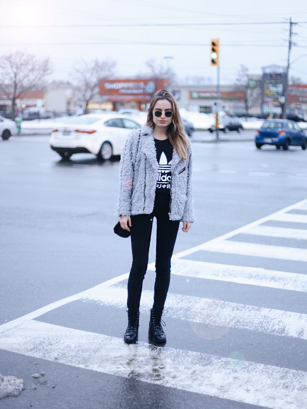 「URBAN OUTFITTERSのUNIF x Urban Outfitters Furry Moto Coat（ダウンジャケット/コート、グレー系）」を使った、Sonya Esmanさん（レディース・175cm）の冬コーディネートの1枚目の写真