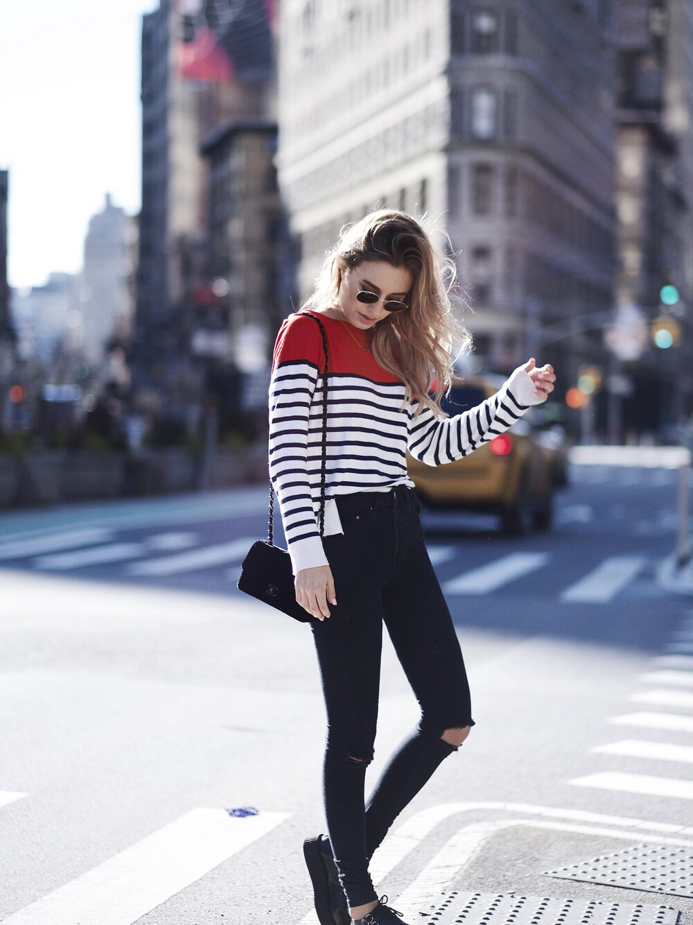 「asosのRidley Skinny Jeans in Clean Black with Displaced Ripped Knees（デニムパンツ、ブラック系）」を使った、Sonya Esmanさん（レディース・175cm）の冬コーディネートの1枚目の写真