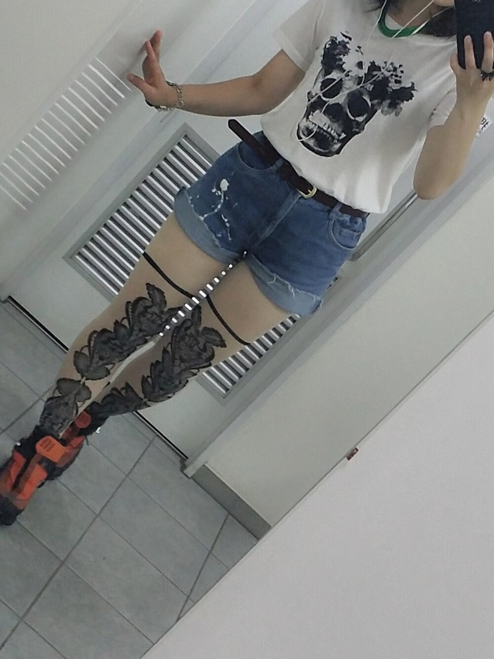「日本、fashion、ファッション、モードストリート、mode、Japan、コーデ、girl、SELFIE、japanese」｜「MONKIのアイテム（タイツ/ストッキング、ホワイト系）」を使った、NIRさん（レディース・160cm）の夏コーディネートの1枚目の写真