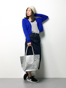 「AZUL by moussy（アズールバイマウジー）のフロントスリットデニムミディスカート（デニムスカート）」を使った、矢野結衣さん（レディース・167cm）の春コーディネート