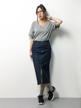 「AZUL by moussy（アズールバイマウジー）のフロントスリットデニムミディスカート（デニムスカート）」を使った、矢野結衣さん（レディース・167cm）の春コーディネート