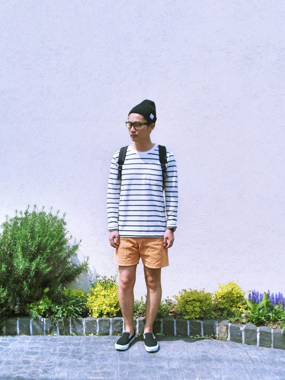 ホワイト系のTシャツ/カットソー、ピンク系のその他パンツ、ブラック系のスニーカーを着用したメンズの春コーディネートの1枚目の写真