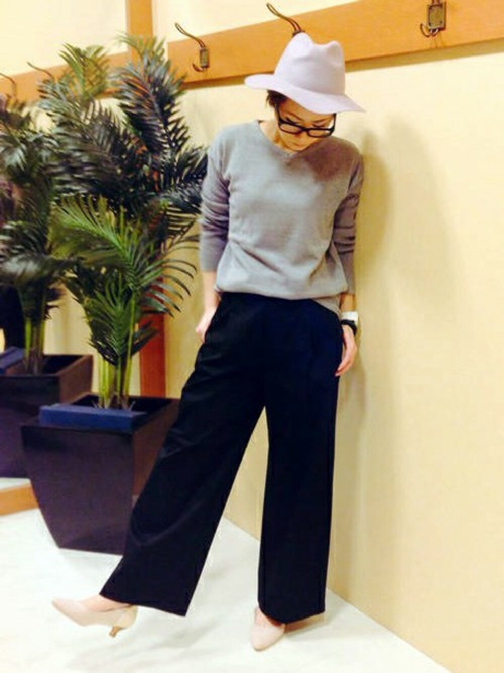 グレー系のニット/セーター、ブラック系のその他パンツ、グレー系のハットを着用したレディースの冬コーディネートの1枚目の写真