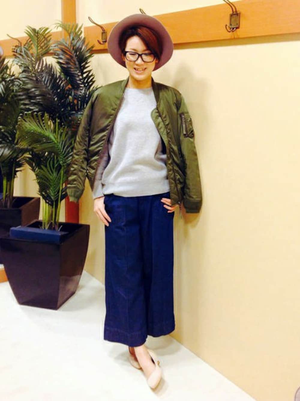 グリーン系のMA-1、グレー系のスウェット、ブルー系のデニムパンツを着用したレディースの冬コーディネートの1枚目の写真