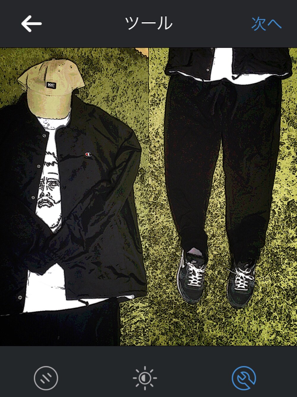 ブラック系のその他アウター、ホワイト系のTシャツ/カットソー、ブラック系のスニーカーを着用したメンズの冬コーディネートの1枚目の写真