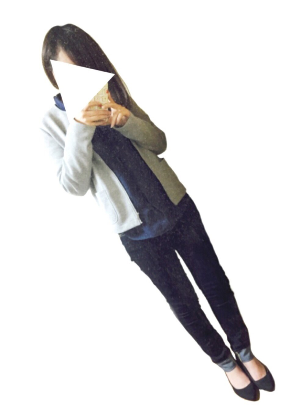 ブルー系のシャツ/ブラウス、グレー系のジャケット/アウター、ブルー系のパンツを着用したレディースの春コーディネートの1枚目の写真