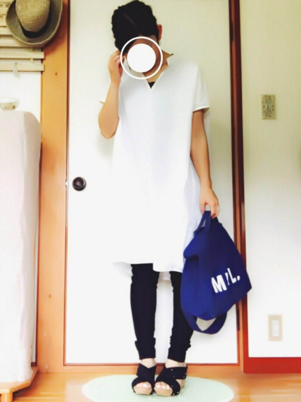 ホワイト系のワンピース、ブルー系のショルダーバッグ、ブラック系のパンツを着用したレディースの夏コーディネートの1枚目の写真