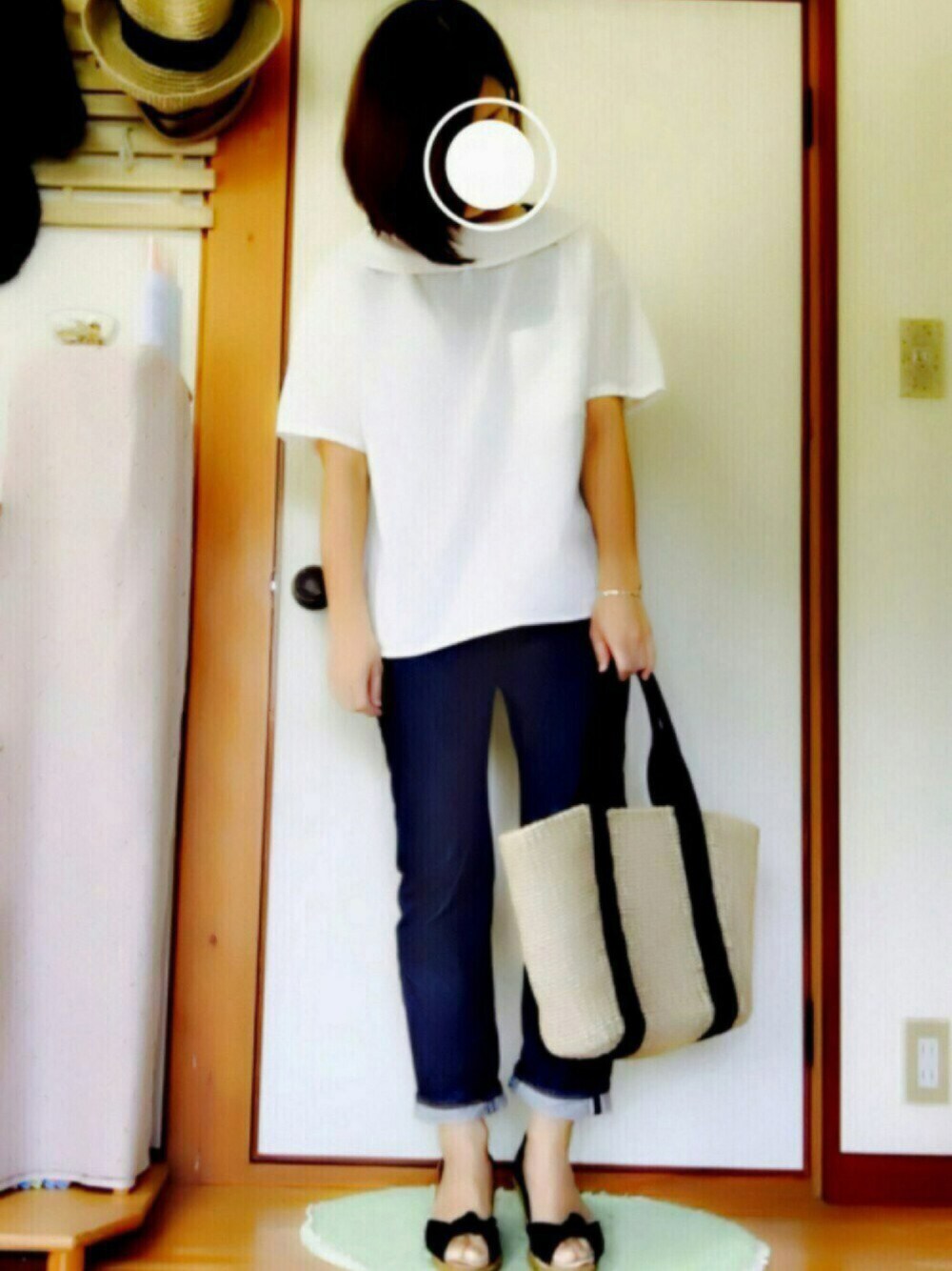 ホワイト系のシャツ/ブラウス、ブルー系のデニムパンツ、ブラック系のサンダルを着用したレディースの夏コーディネートの1枚目の写真