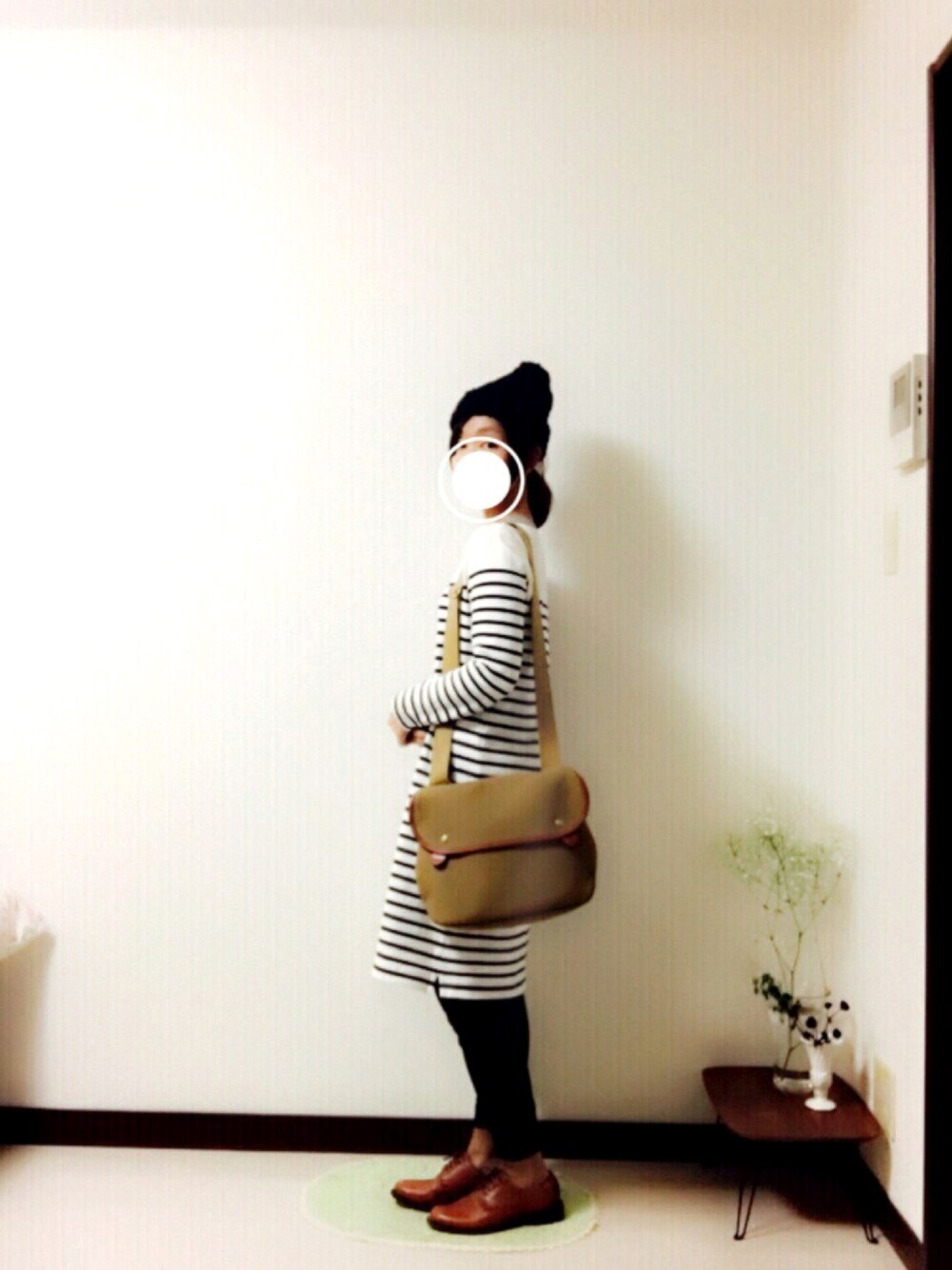 その他のワンピース、グリーン系のショルダーバッグ、ブラック系のパンツを着用したレディースの秋コーディネートの1枚目の写真