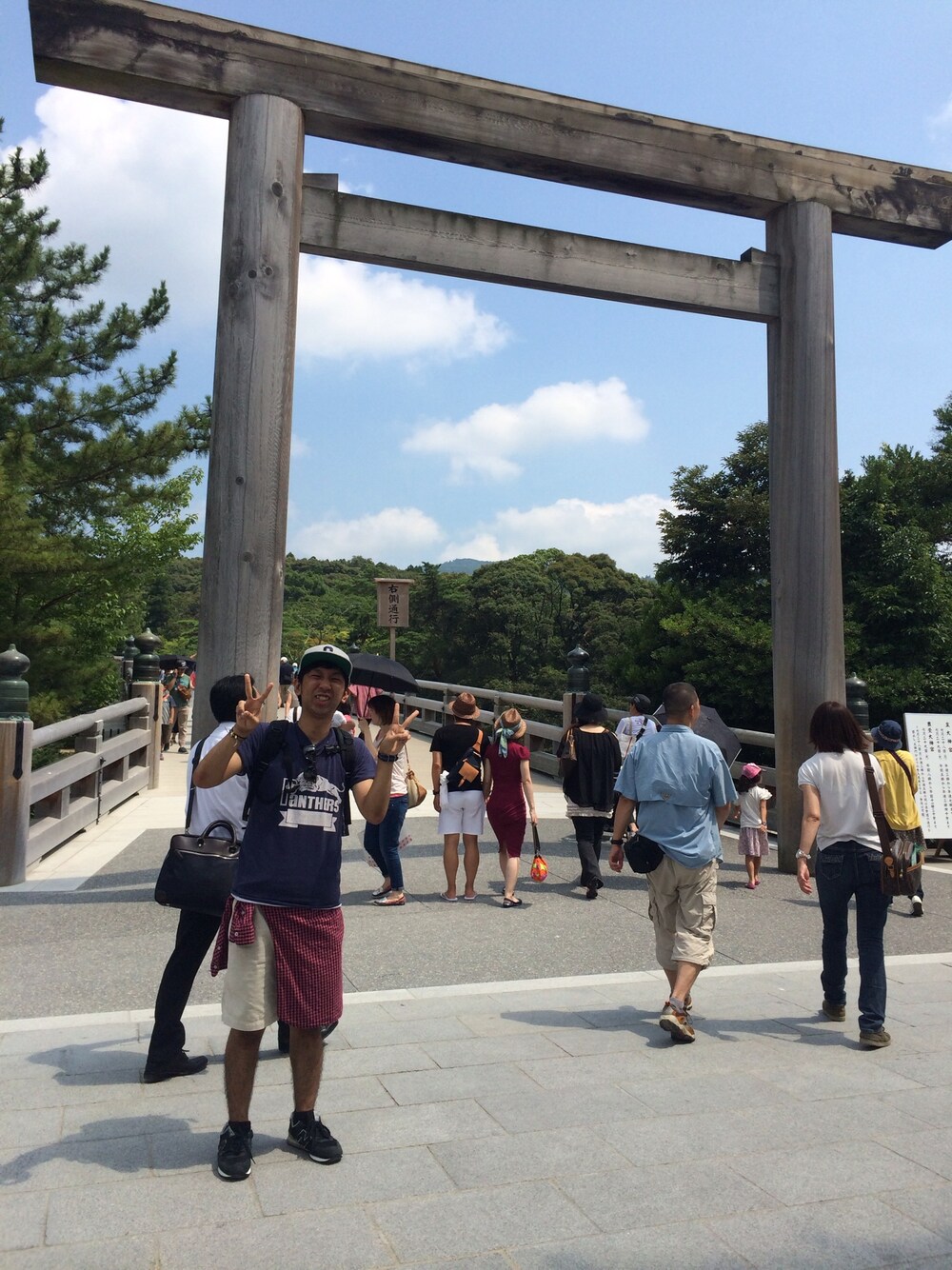 「古着、スニーカー、キャップ、ショートパンツ、サングラス、古着MIX、グラミチ、伊勢神宮、腰巻きスタイル、黒スニーカー」｜「BEAMSのROSETTA PRAYER / ビーズ ネックレス（ネックレス、ブラック系）」を使った、りょうちゃんさん（メンズ・172cm）の夏コーディネートの1枚目の写真