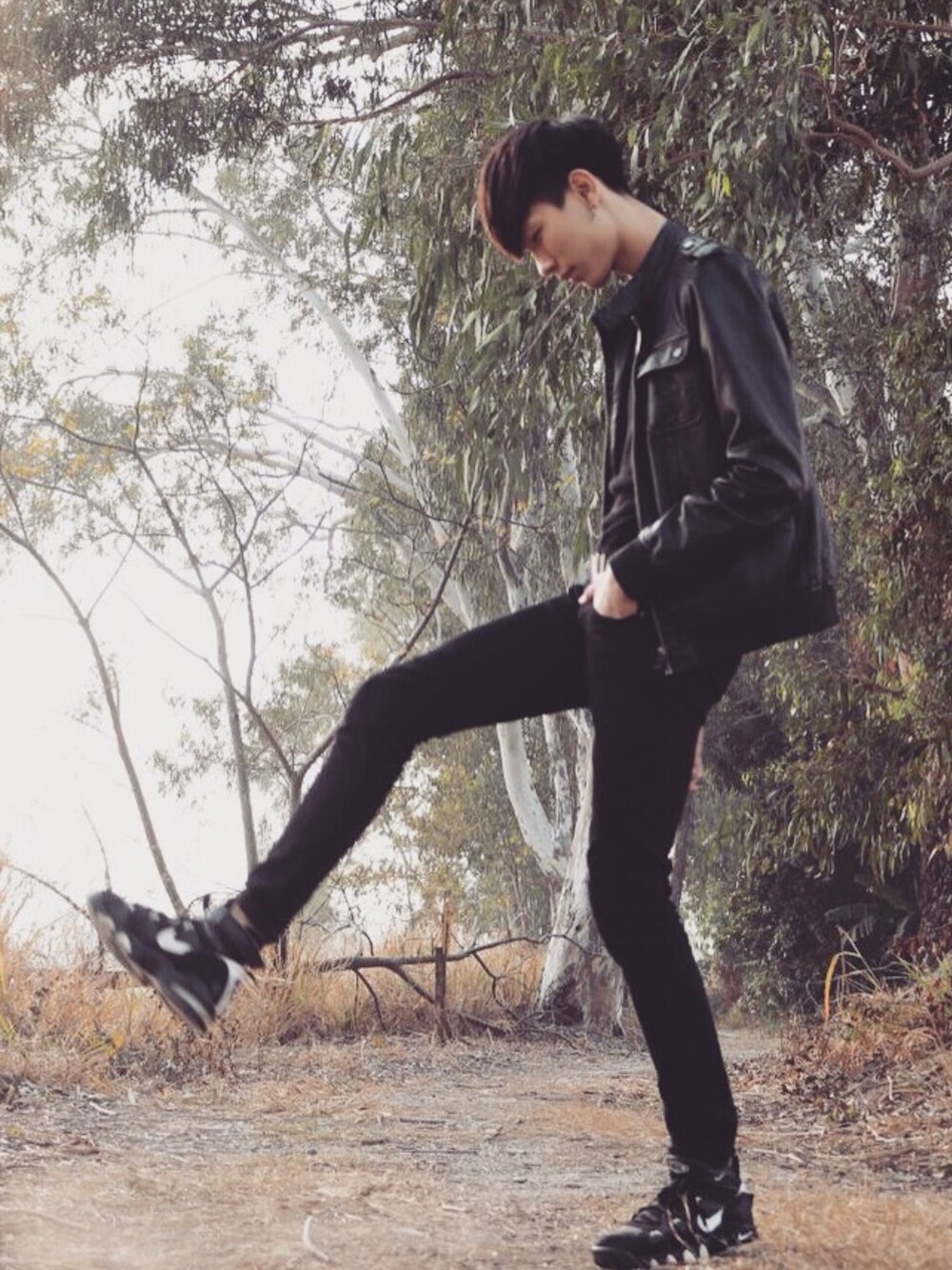 「Hong Kong、korea、black、street、ZARA、NIKE、LouisVuitton、streetfashion、streetsnap」｜「ZARAのアイテム（ライダースジャケット、ブラック系）」を使った、Iceさん（メンズ・185cm）の冬コーディネートの1枚目の写真
