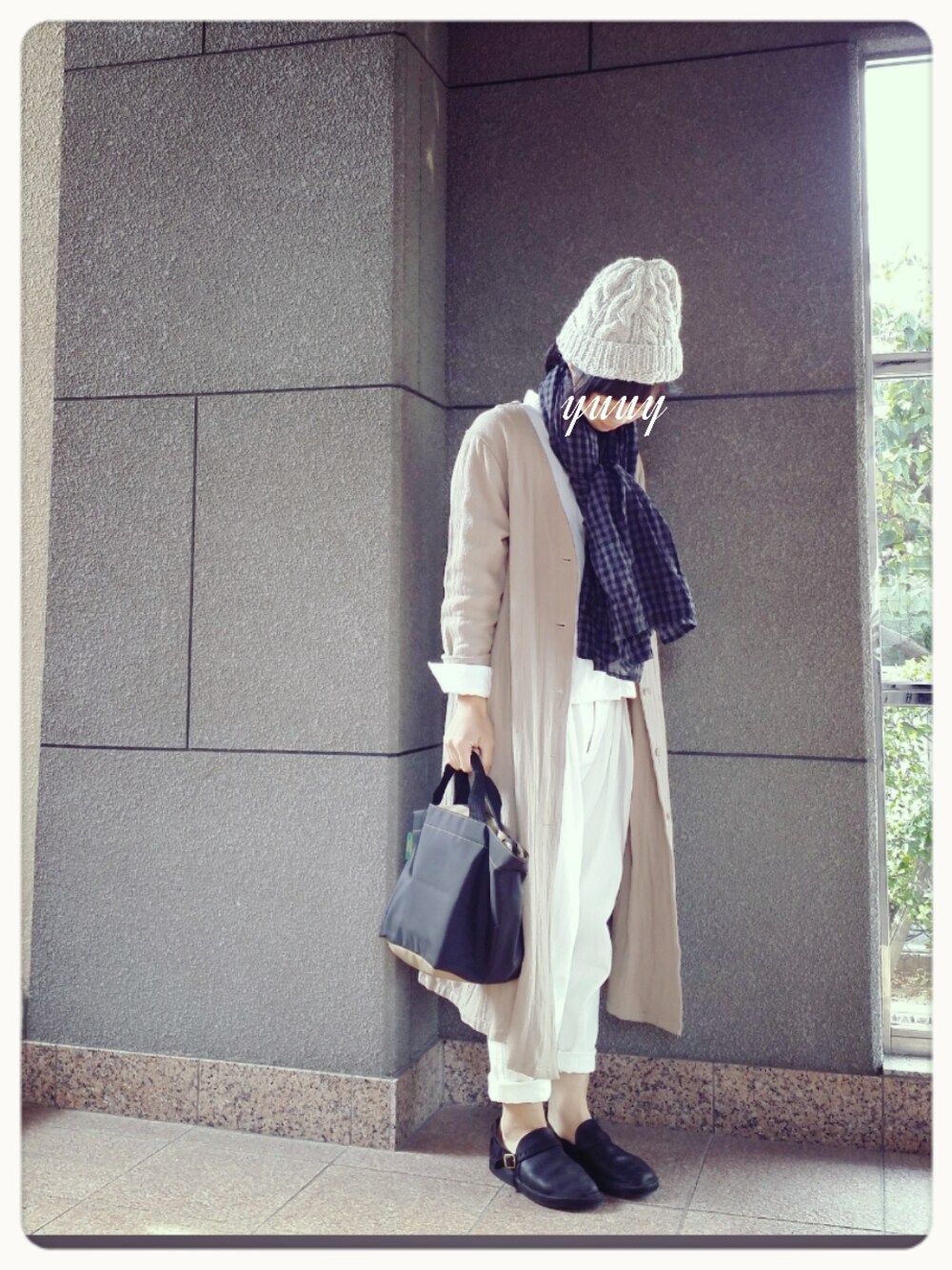 「ニット帽、チェック柄、AURORA SHOES、HERVE CHAPELIER、ニット×シャツ」｜「evam evaのアイテム（シャツ/ブラウス、ホワイト系）」を使った、はなさん（レディース・160cm）の秋コーディネートの1枚目の写真