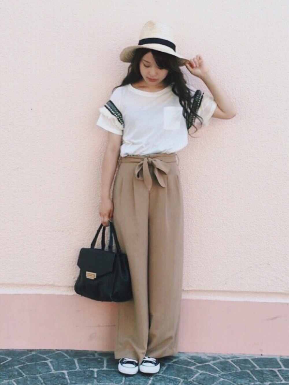 「休日スタイル、シンプルコーデ、オトナカジュアル、夏コーデ、ワイドパンツ、ootd、ハット、コンバース、ラフ、スニーカー」｜「CONVERSEのconverse コンバース ALL STAR HI オールスター ハイ 3206 BLACK(US)（スニーカー、ブラック系）」を使った、三橋栄香さん（レディース・155cm）の夏コーディネートの1枚目の写真