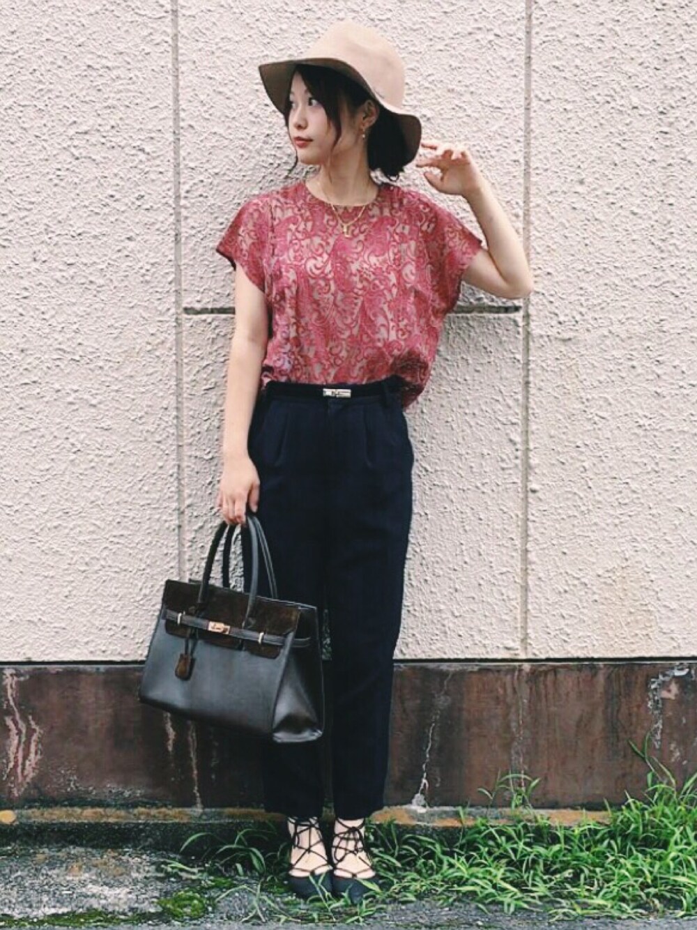 ブラウン系のハンドバッグ、ブルー系のその他パンツ、レッド系のTシャツ/カットソーを着用したレディースの夏コーディネートの1枚目の写真