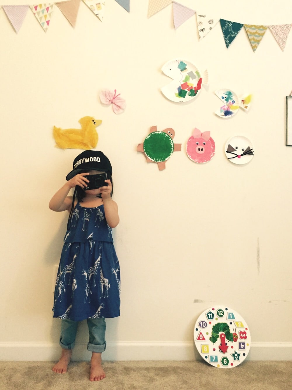 「キッズファッション、デニム、ワンピース、キャップ」｜「babyGAPのアイテム（デニムパンツ、ブルー系）」を使った、Coco NODEEさん（キッズ・92cm）の春コーディネートの1枚目の写真