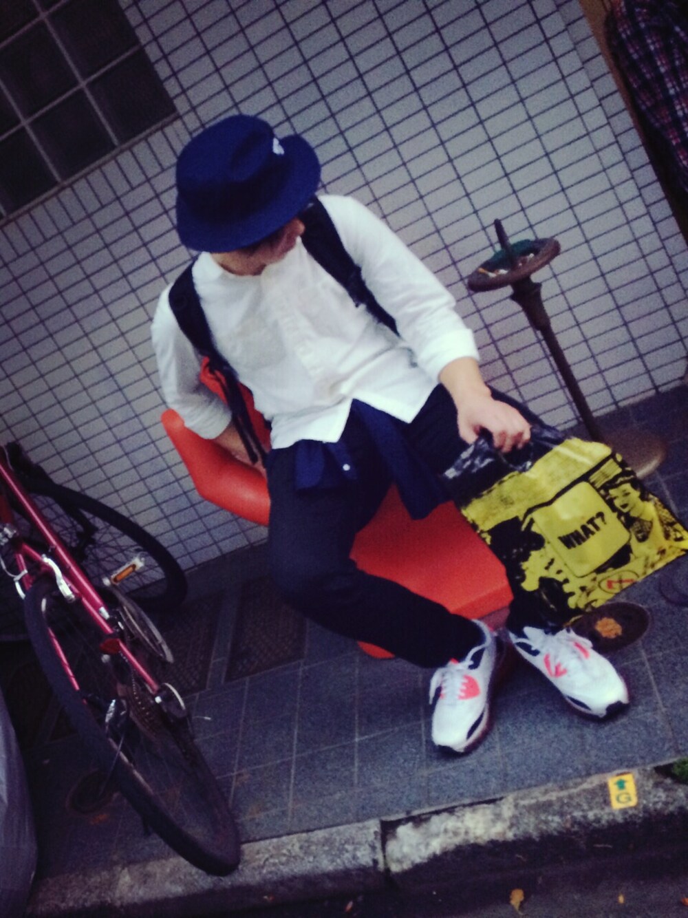 「バケットハット、AIR MAX、黒リュック」｜「NIKEのアイテム（スニーカー、ホワイト系）」を使った、HARA NATSUMIさん（メンズ・174cm）の夏コーディネートの1枚目の写真