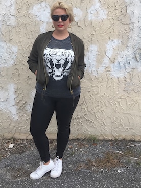 「Chaser（チェイサー）のアイテム」を使った、Anna Claire Hodgeさん（レディース・160cm）の秋コーディネート