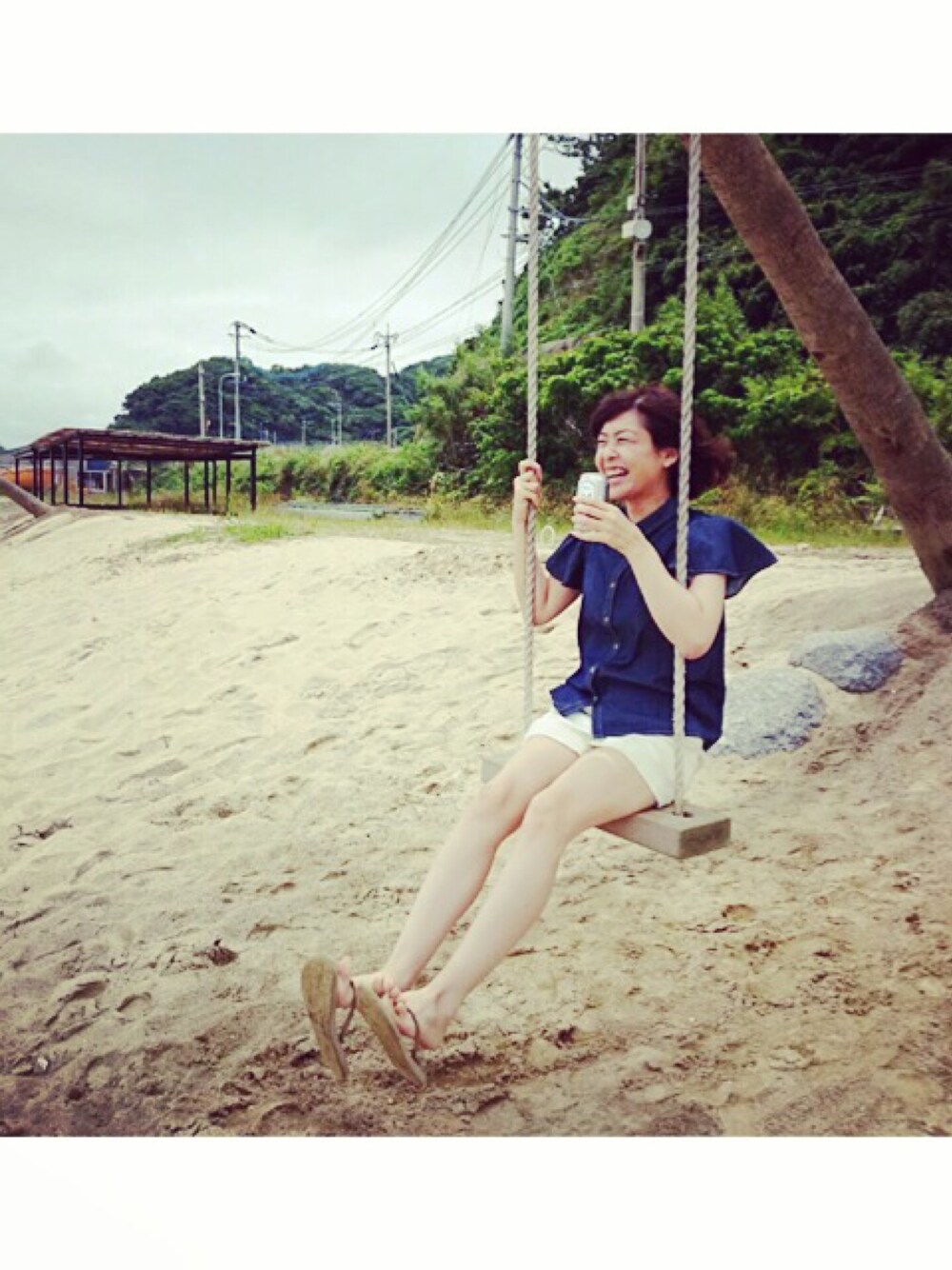 「デニムシャツ、BBQ」｜「havaianasのアイテム（ビーチサンダル、ゴールド系）」を使った、mukkoさん（レディース・165cm）の夏コーディネートの1枚目の写真