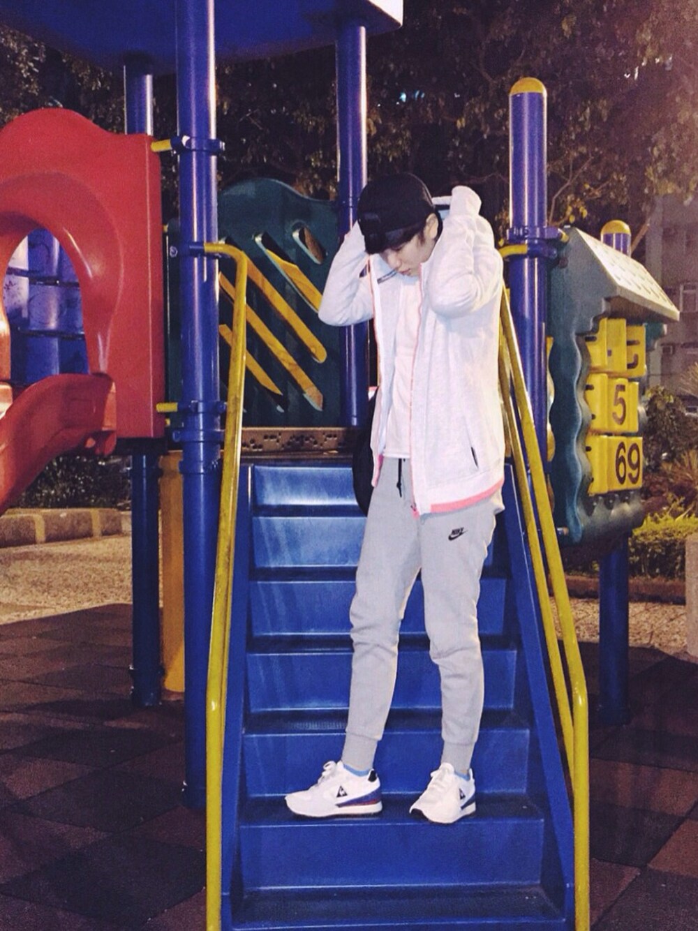 「ZARA、ZARA MAN、black、ootd、LECOQSPORTIF 、NIKE、white」｜「SuperDryのアイテム（スタジャン、その他）」を使った、LUさん（メンズ・163cm）の春コーディネートの1枚目の写真