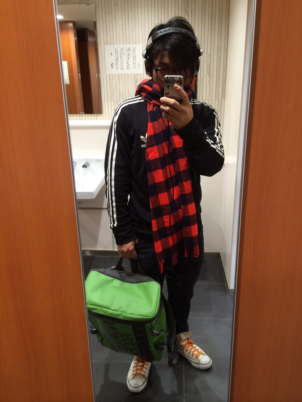 「赤×黒」｜「adidas Originalsのアイテム（ジャージ、ブラック系）」を使った、untidytraxさん（メンズ・169cm）の秋コーディネートの1枚目の写真