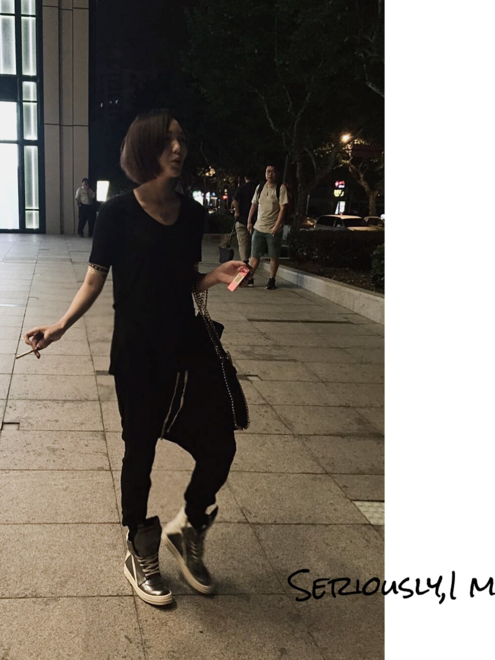「上海」｜「T BY ALEXANDER WANGのCLASSIC TEE WITH POCKET（Tシャツ/カットソー、ホワイト系）」を使った、david boyweedさん（レディース・166cm）の冬コーディネートの1枚目の写真