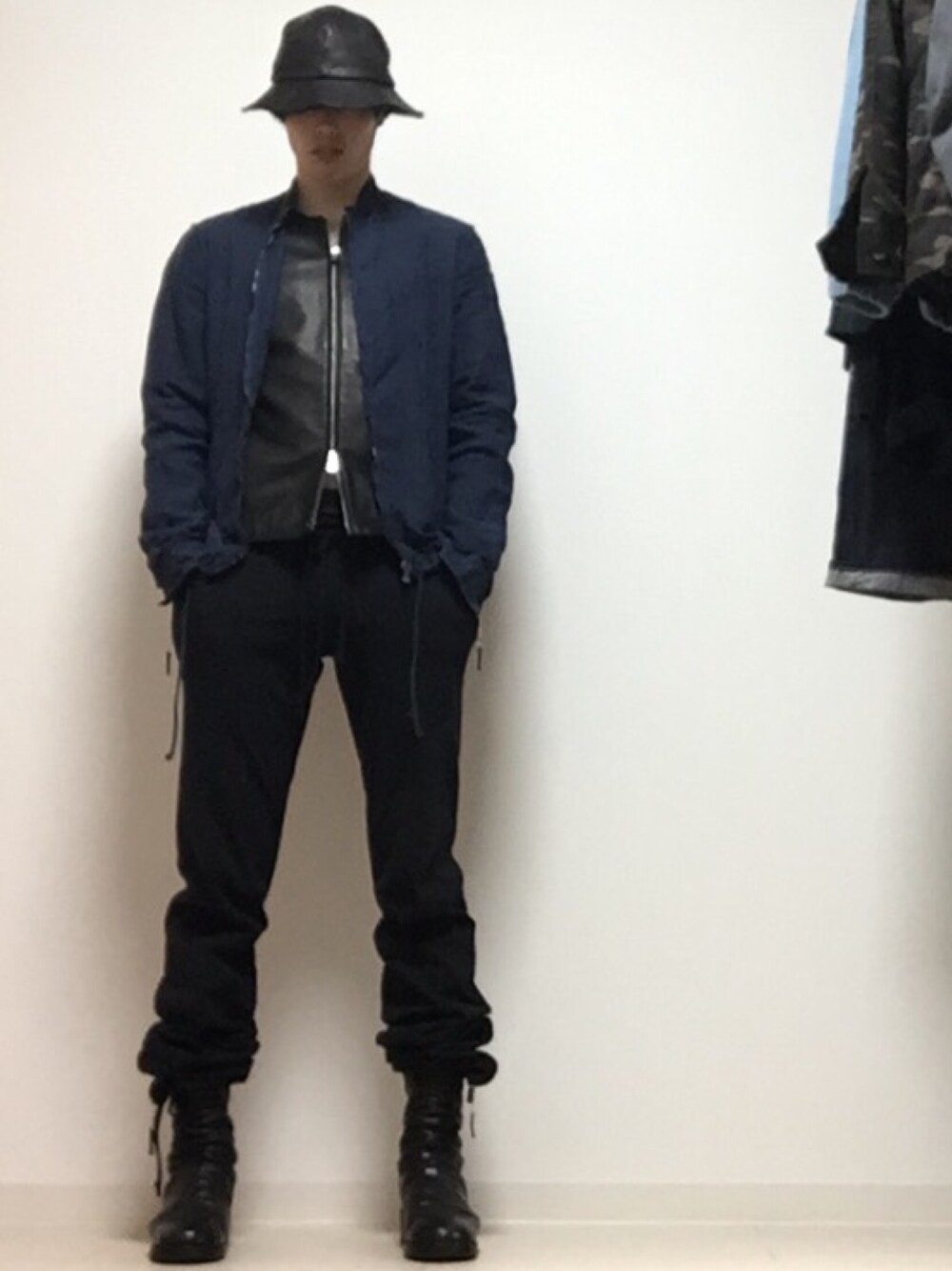 「ブラック、ネイビー、スウェット、ハット、リラックススタイル、ワントーンコーデ、レザージャケット、レイヤードスタイル」｜「KRIS VAN ASSCHEのアイテム（その他パンツ、ブルー系）」を使った、あおきさん（メンズ・180cm）の秋コーディネートの1枚目の写真