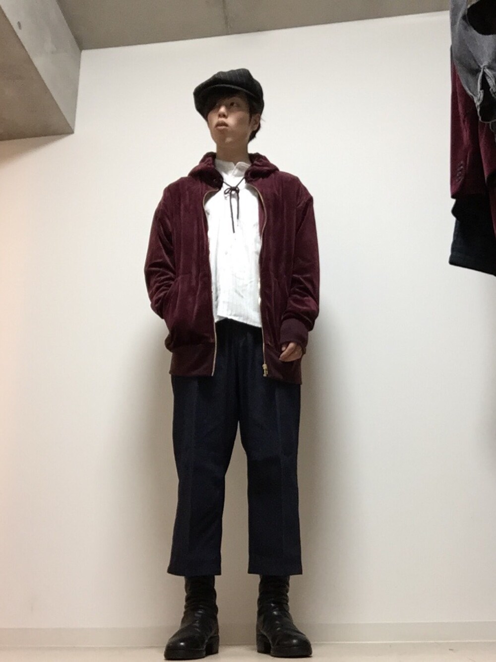 「キャスケット、KIJIMA TAKAYUKI、キャップ、グレー、ストライプ、パーカー、オーバーサイズ、デニム、ワインレッド、ベロア」｜「KIJIMA TAKAYUKIのアイテム（キャスケット、グレー系）」を使った、あおきさん（メンズ・180cm）の秋コーディネートの1枚目の写真