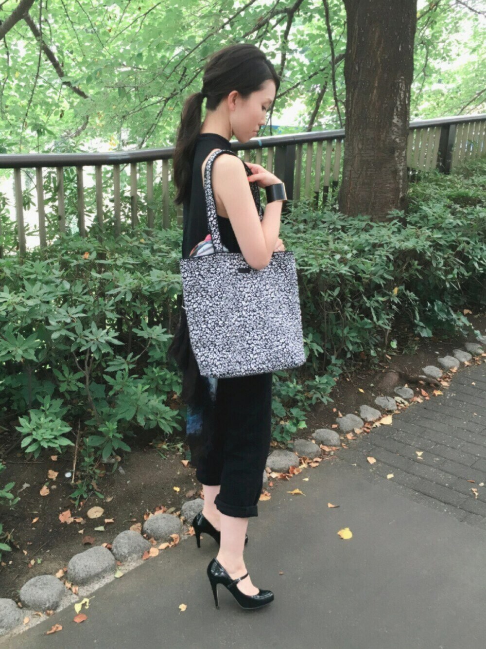 「シンプルコーデ、パンツスタイル、オールブラック、ブラック、オフィスカジュアル、雨の日コーデ、Vera Bradley、トートバッグ、アニマル、レオパード」｜「Vera BradleyのTote 2.0 / 【トート 2.0】（トートバッグ、ブラック系）」を使った、YukaOishiさん（レディース・165cm）の夏コーディネートの1枚目の写真