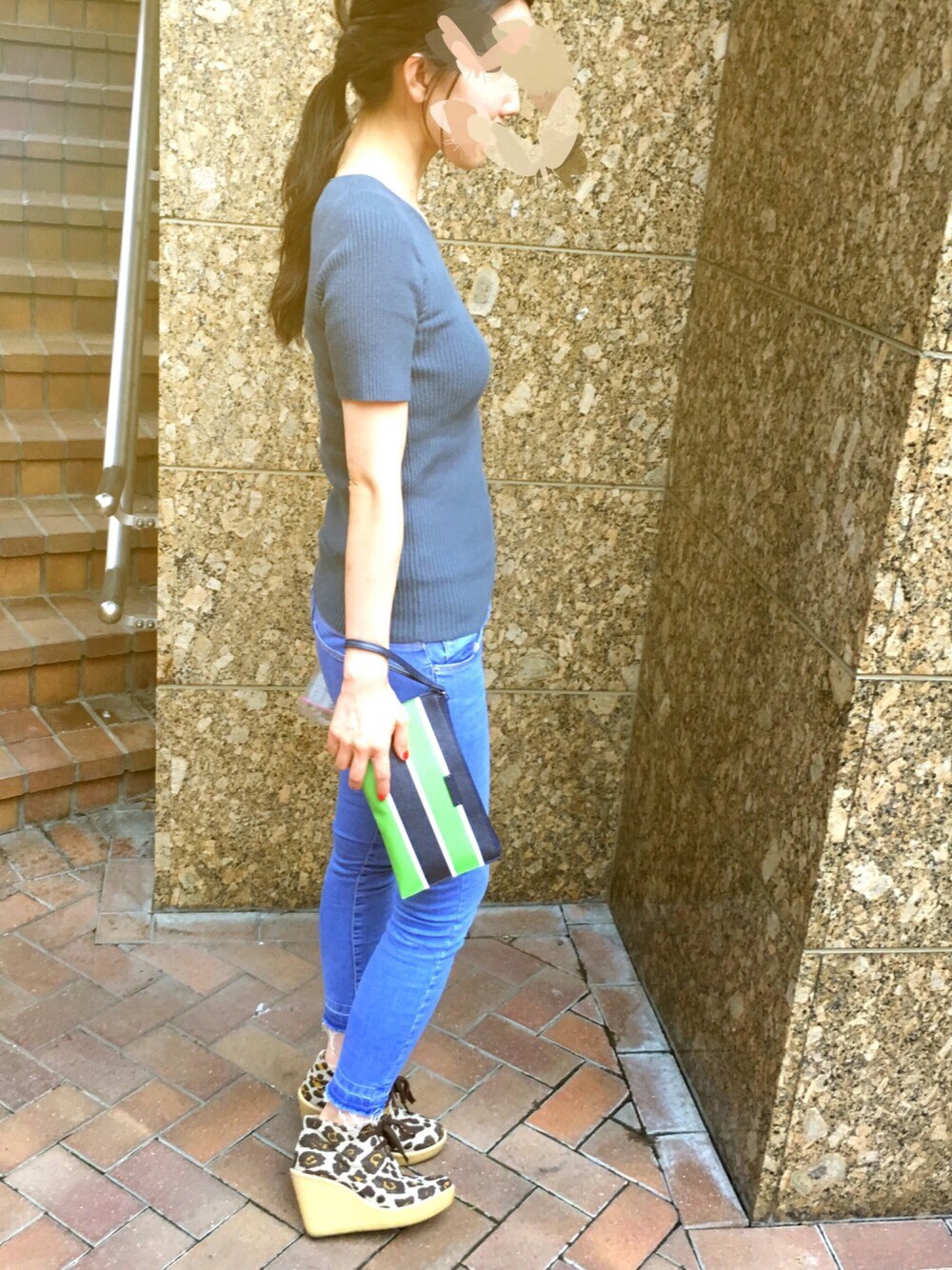 「カジュアル、休日スタイル、ママコーデ、クラッチバッグ、Vera Bradley、プチプラ、UNIQLO AND LEMAIRE、Stella McCartney、ZARA、オトナカジュアル」｜「Vera BradleyのSlim Zip Wristlet / スリム・ジップ・リストレット（財布、グリーン系）」を使った、YukaOishiさん（レディース・165cm）の夏コーディネートの1枚目の写真