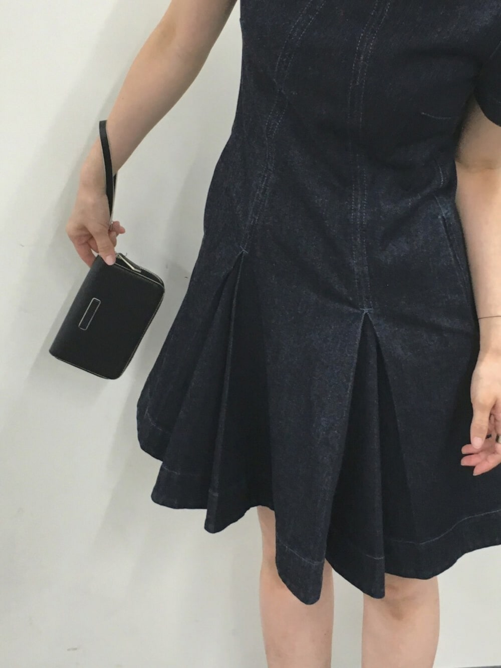 ブルー系のワンピース、ブラック系のレインシューズ、ブラック系の財布を着用したレディースの夏コーディネートの1枚目の写真