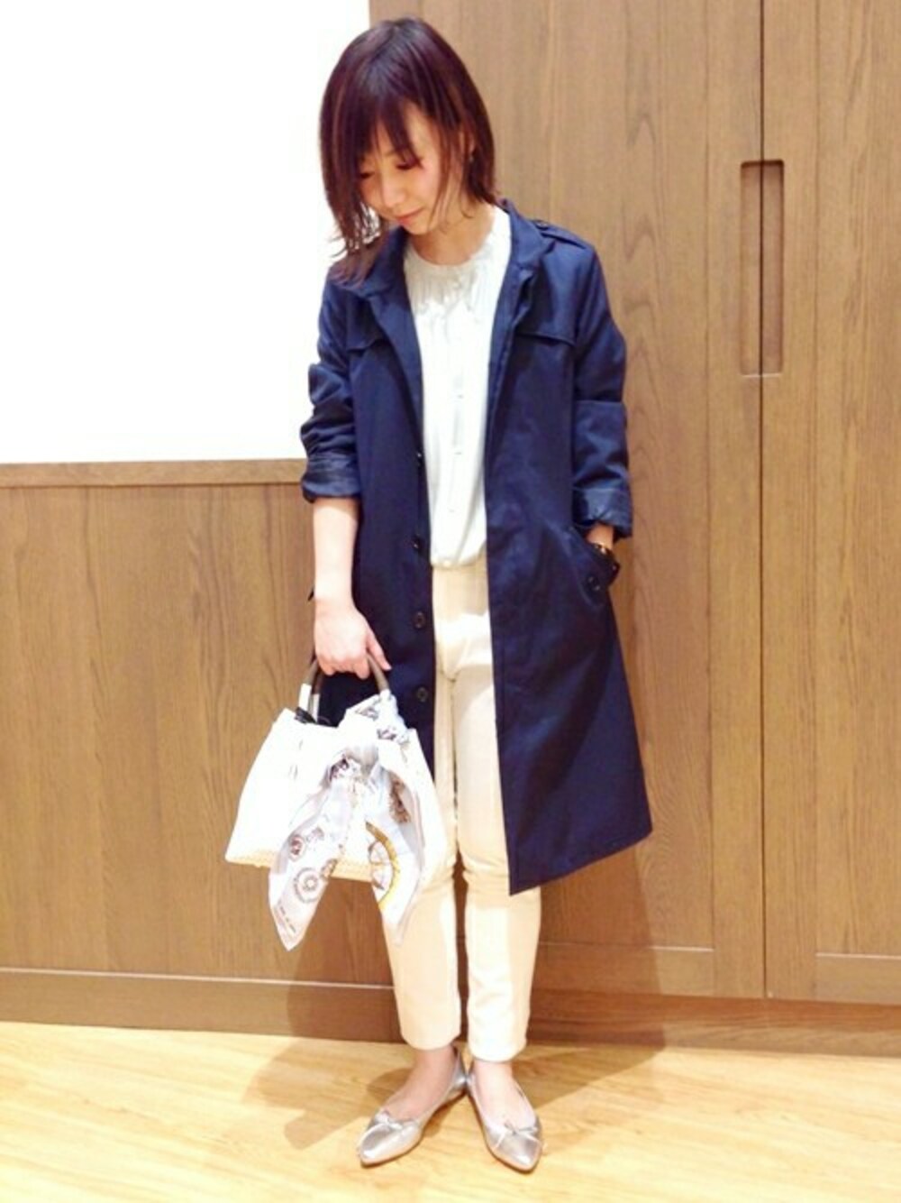 「ブラウス、トートバッグ、トレンチコート、バレエシューズ、SHIPS for women、フラットパンプス、ギャザーブラウス」｜「SHIPSのナシジギャザーブラウス◇（シャツ/ブラウス、グリーン系）」を使った、寺本さん（レディース・151cm）の冬コーディネートの1枚目の写真