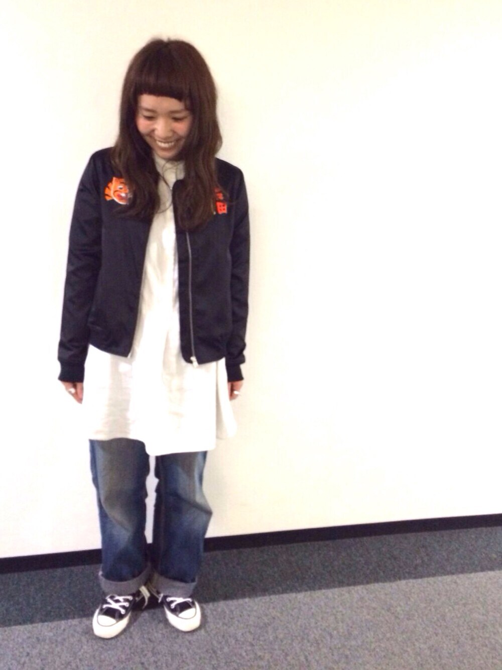 「スカジャン、シャツワンピ、ペインターパンツ、ゆるコーデ、コンバース、ハイカットスニーカー」｜「CIAOPANICの【Ciaopanic】　刺繍ZIPブルゾン（ブルゾン、ブラック系）」を使った、m a i k oさん（レディース・157cm）の春コーディネートの1枚目の写真