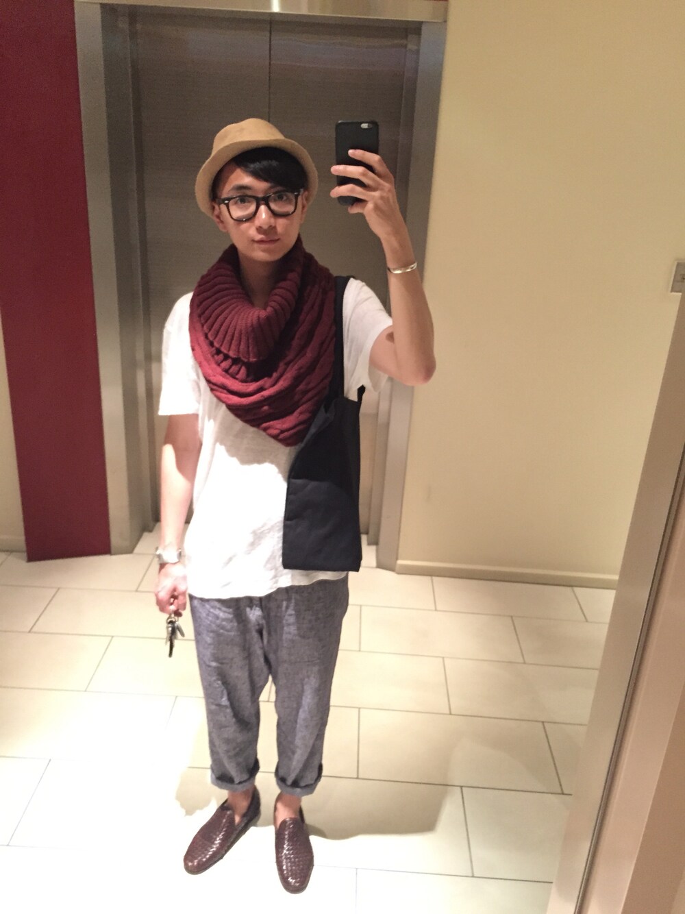 「H&Mのアイテム（Tシャツ/カットソー、ホワイト系）」を使った、Kyle Chenさん（メンズ・168cm）の冬コーディネートの1枚目の写真