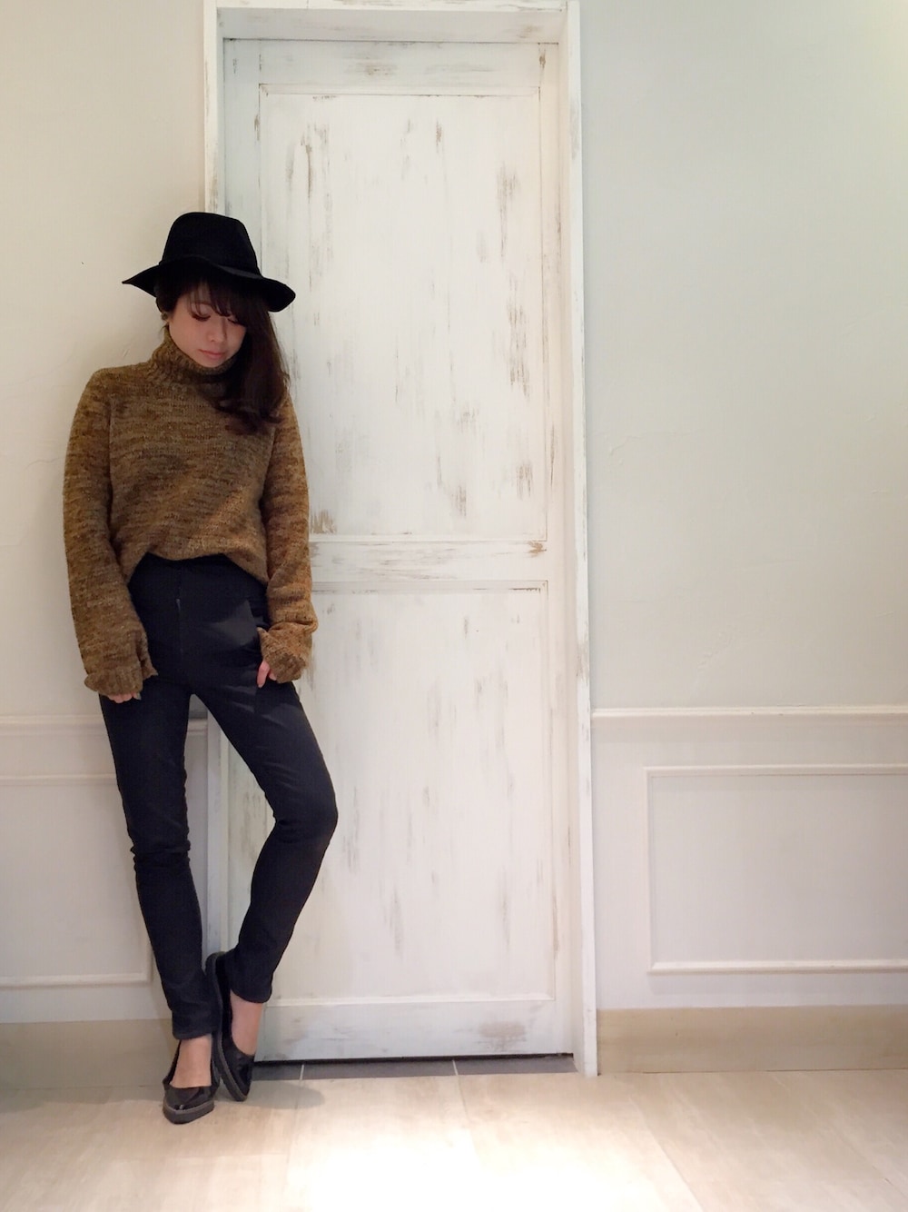 ブラック系のその他パンツ、イエロー系のニット/セーター、ブラック系のドレスシューズを着用したレディースの秋コーディネートの1枚目の写真