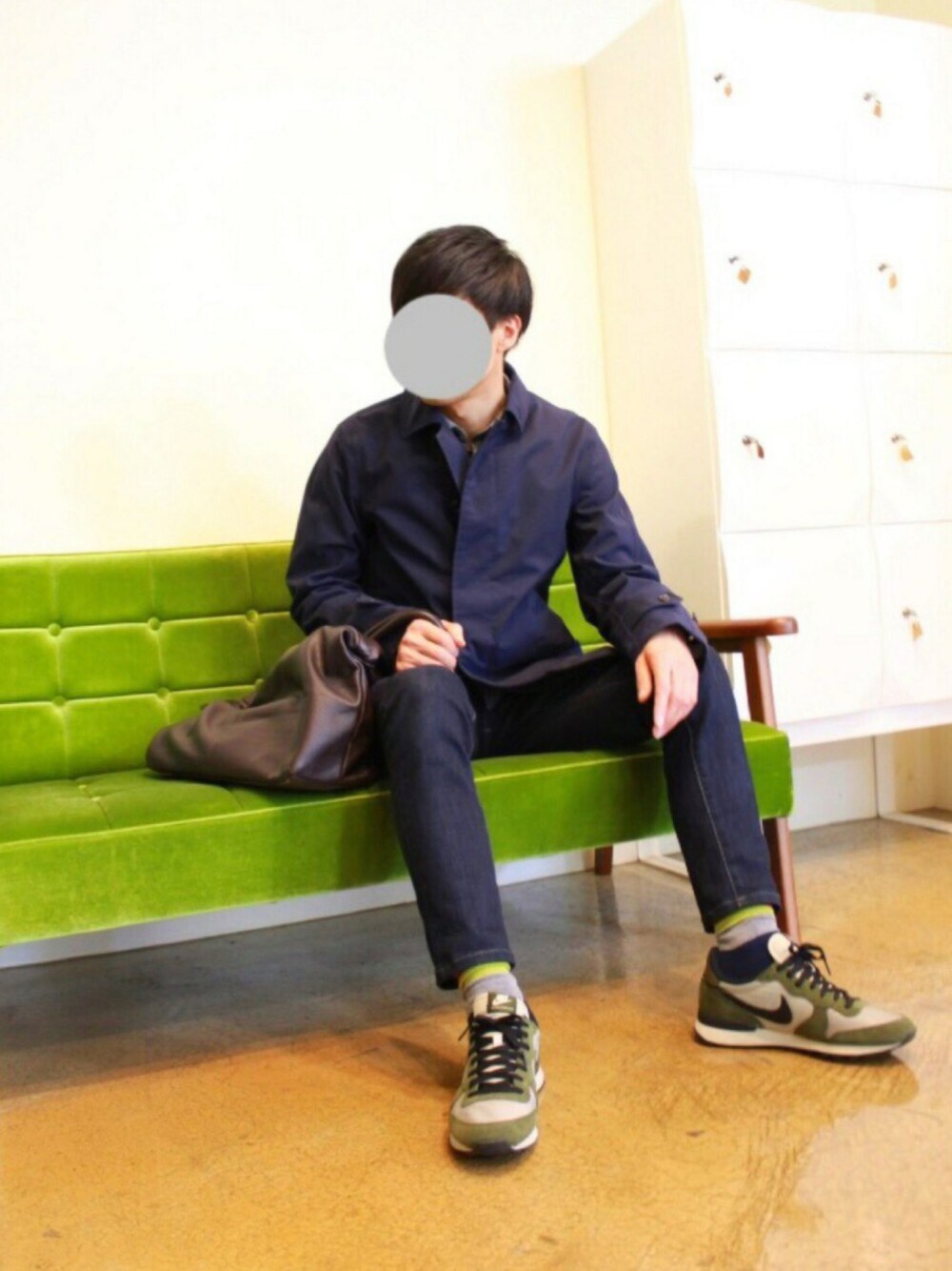 「シンプルコーデ、ステンカラーコート、ナイキスニーカー」｜「green label relaxingの□3LYR PRIMA/LNR ステンカラーコート（ステンカラーコート、ブルー系）」を使った、シータθさん（メンズ・175cm）の冬コーディネートの1枚目の写真