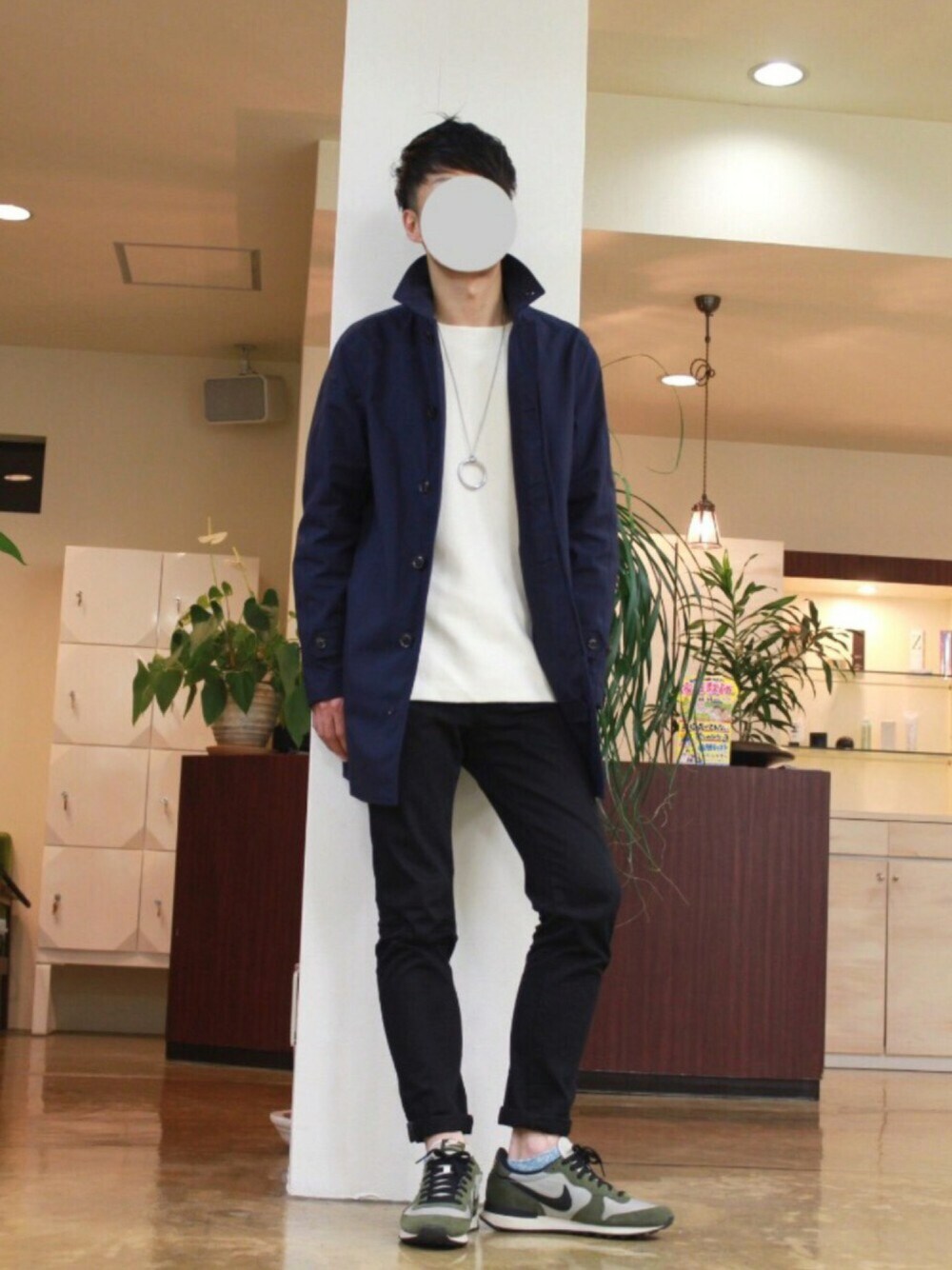 「春コーデ、スニーカーコーデ、ステンカラーコート、白ニット、黒スキニー、ナイキスニーカー」｜「green label relaxingの□3LYR PRIMA/LNR ステンカラーコート（ステンカラーコート、ブルー系）」を使った、シータθさん（メンズ・175cm）の春コーディネートの1枚目の写真