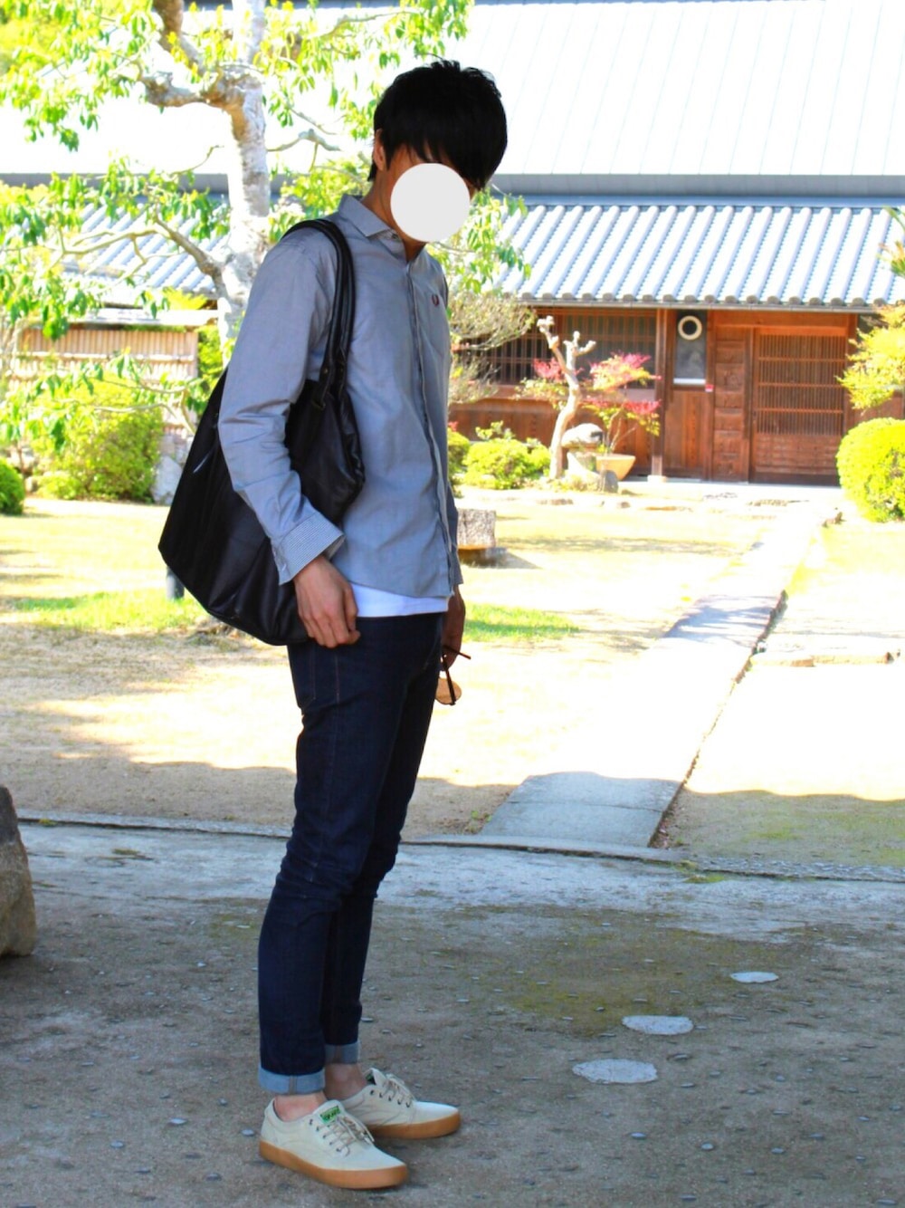 ベージュ系のスニーカー、グレー系のシャツ/ブラウス、ブルー系のデニムパンツを着用したメンズの春コーディネートの1枚目の写真