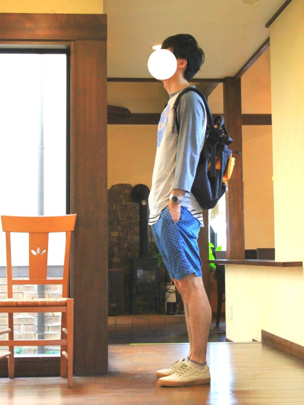 グレー系のTシャツ/カットソー、ブルー系のその他パンツ、ブラック系のバックパック/リュックを着用したメンズの夏コーディネートの1枚目の写真