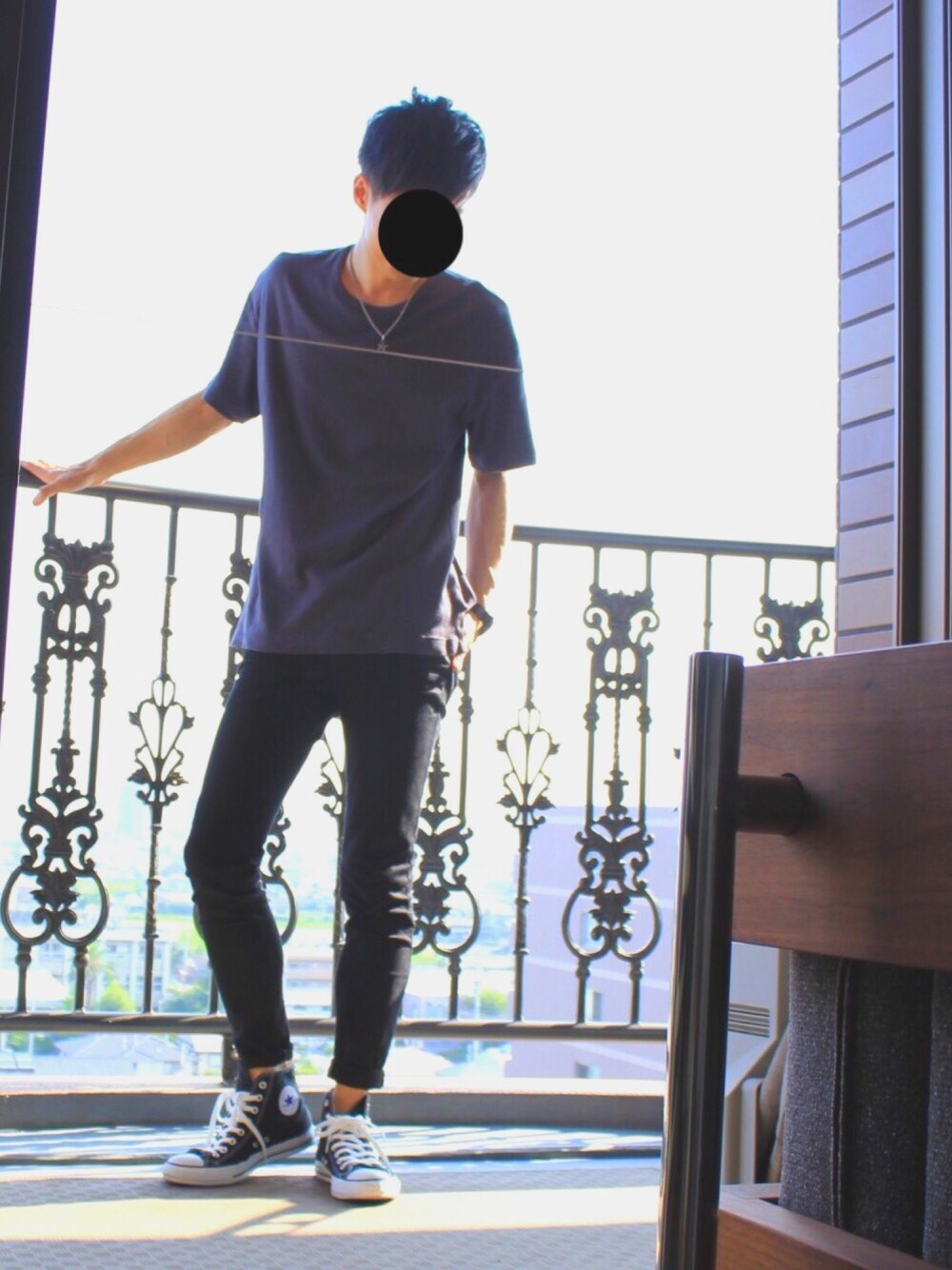 グレー系のTシャツ/カットソー、ブラック系のデニムパンツ、ブラック系のスニーカーを着用したメンズの夏コーディネートの1枚目の写真