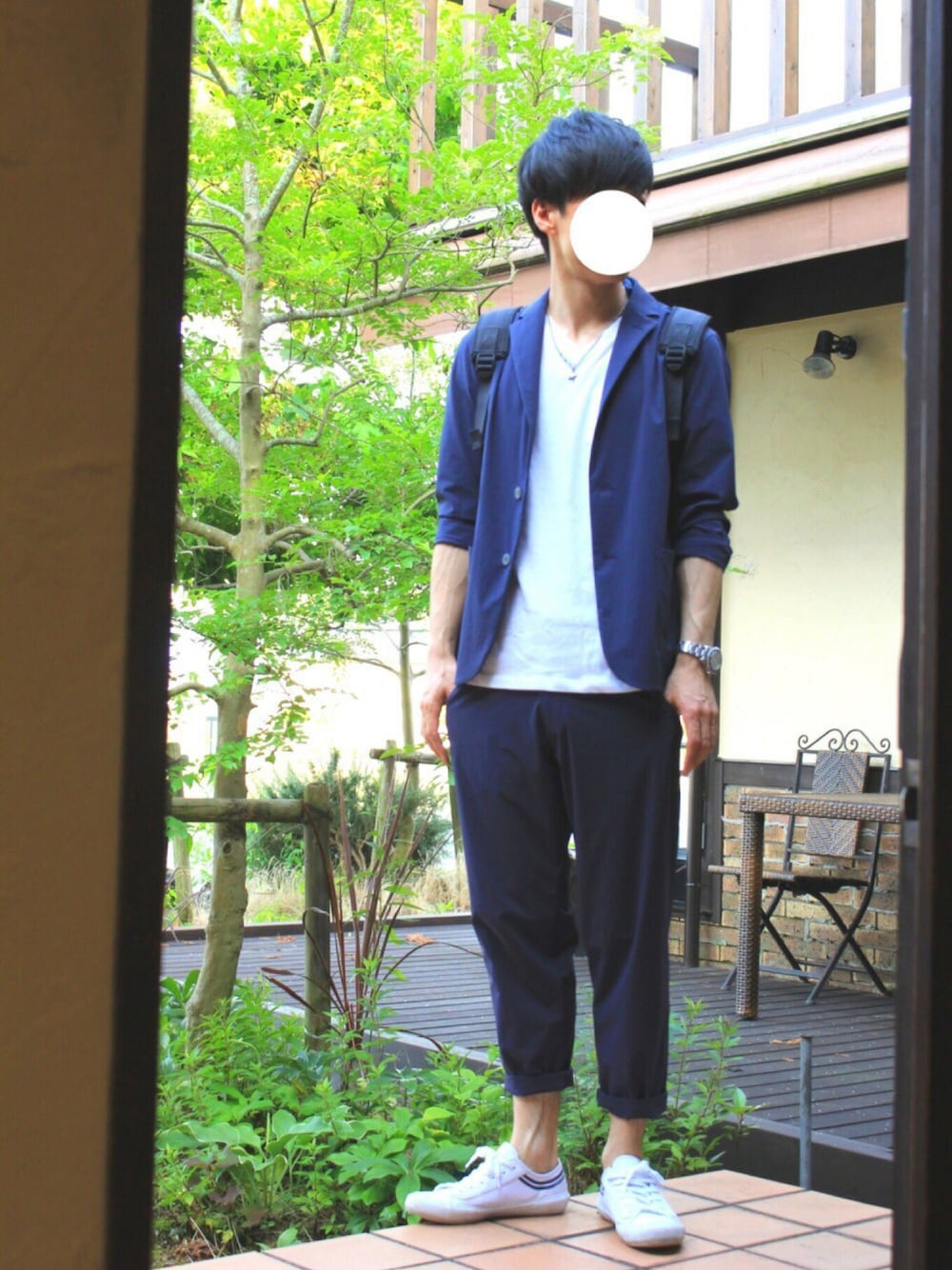 ブルー系のテーラードジャケット、ホワイト系のTシャツ/カットソー、ブラック系のバックパック/リュックを着用したメンズの夏コーディネートの1枚目の写真