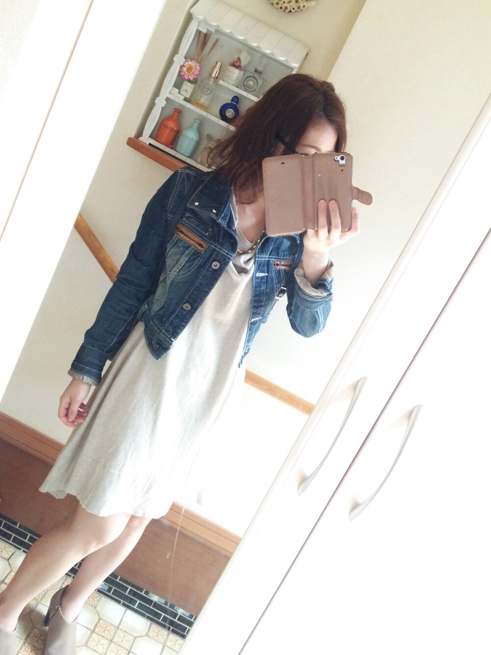 ブルー系のバックパック/リュック、ベージュ系のワンピース、ブラウン系のアナログ腕時計を着用したレディースの春コーディネートの1枚目の写真