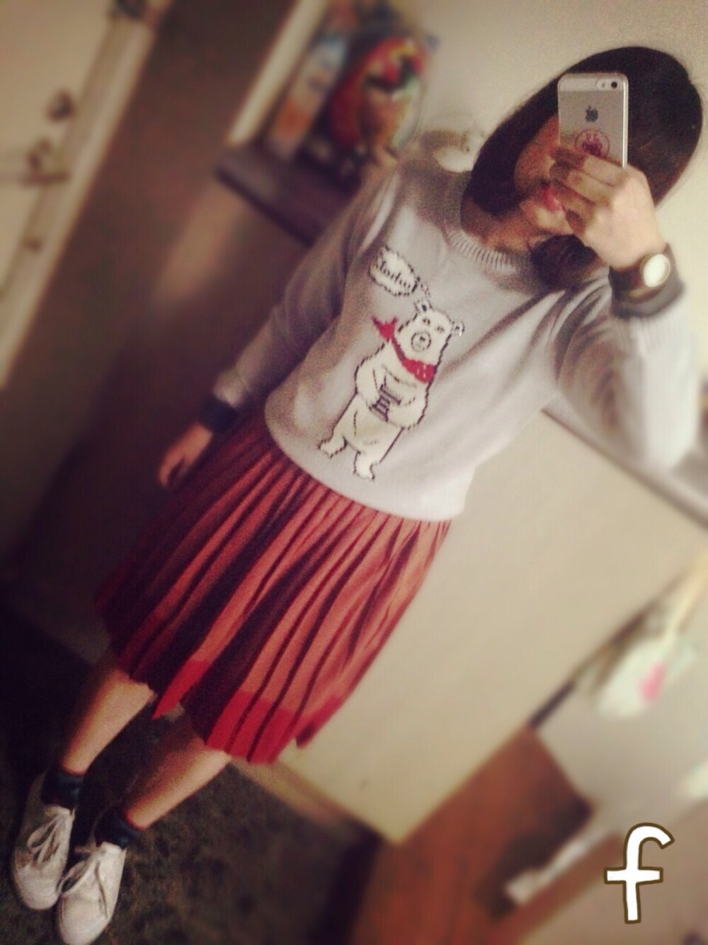 「THE EMPORIUM、くまさん、ニット、プリーツスカート、MARC BY MARC JACOBS、くるぶしソックス、adidas」｜「THE EMPORIUMのビジュー付きクマニット（ニット/セーター、グレー系）」を使った、ふっぽさん（レディース・152cm）の春コーディネートの1枚目の写真