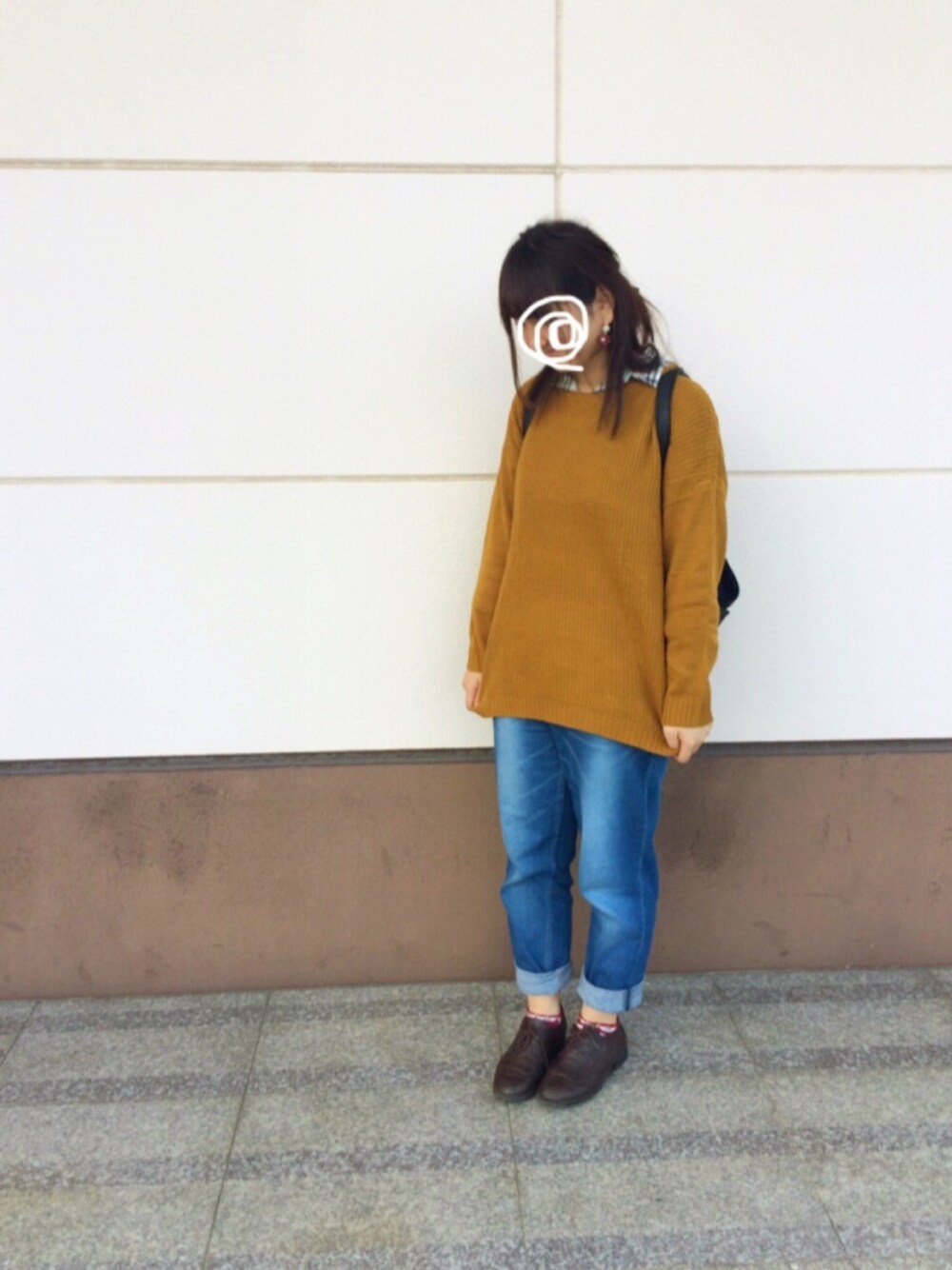 グリーン系のシャツ/ブラウス、イエロー系のニット/セーター、ブルー系のデニムパンツを着用したレディースの秋コーディネートの1枚目の写真