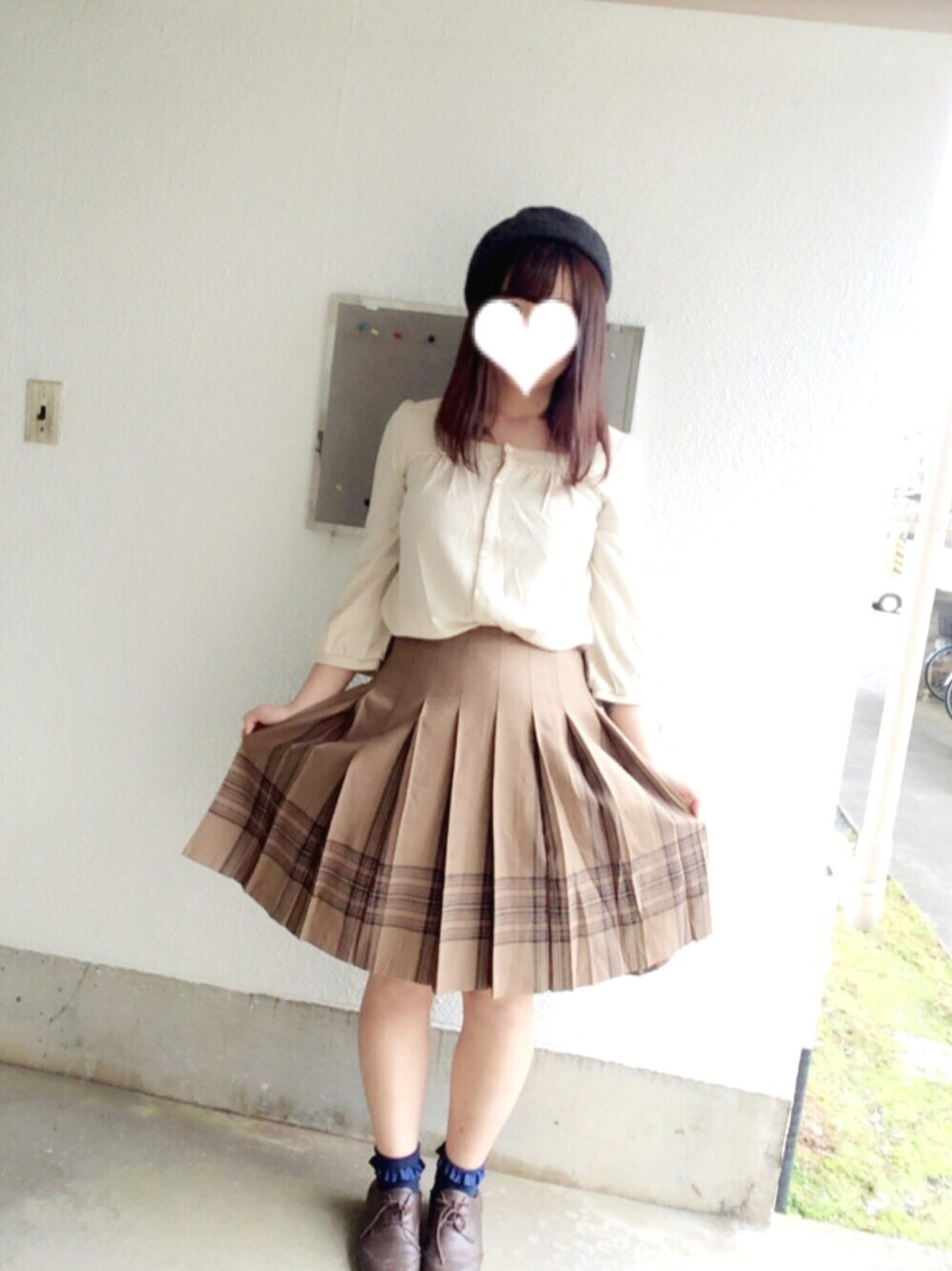 ブラウン系のスカート、ブラウン系のブーティ、ホワイト系のシャツ/ブラウスを着用したレディースの秋コーディネートの1枚目の写真