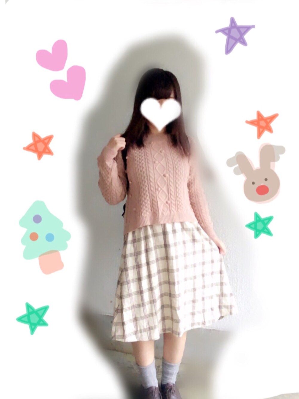 ピンク系のニット/セーター、ホワイト系のスカート、ブラウン系のブーティを着用したレディースの冬コーディネートの1枚目の写真